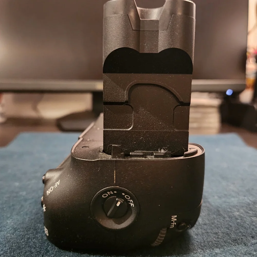 Genuine OEM Canon BG-E7 Battery Grip for Canon EOS 7D Camera